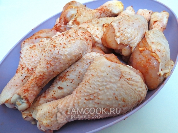 Намазали голени специями