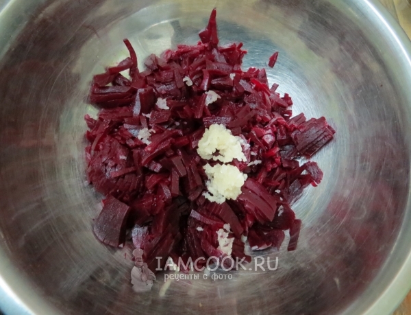 Добавить чеснок к бураку