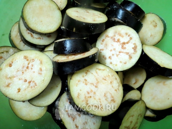 Посолить баклажаны