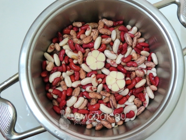 Добавили фасоль и разрезанную головку чеснока