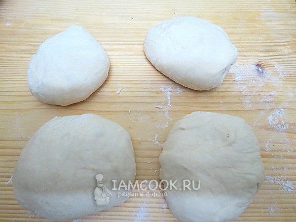 Разделить тесто на 4 части