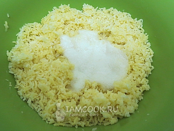 Добавить к картофелю белки и сыр