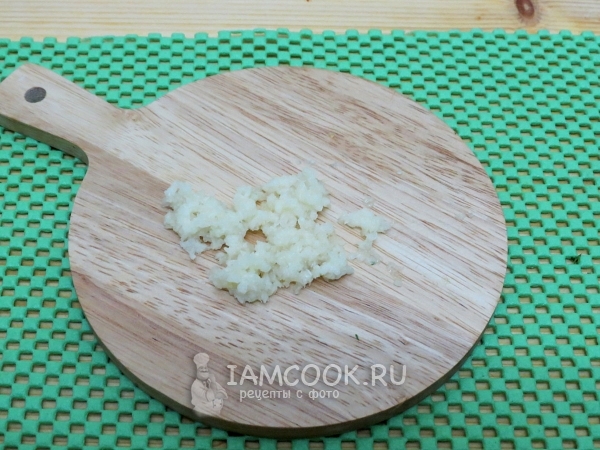 Измельчить чеснок