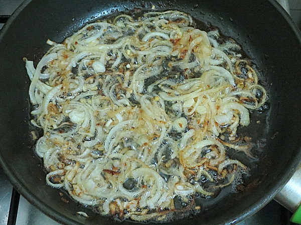 Обжарить лук