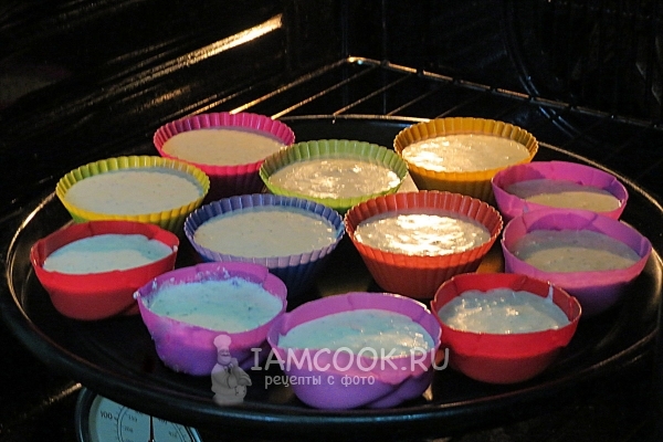 Поставить формочки с тестом в духовку