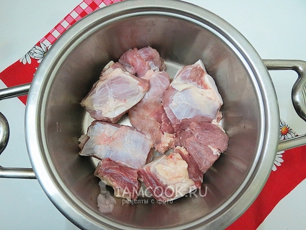 Положить мясо в кастрюлю