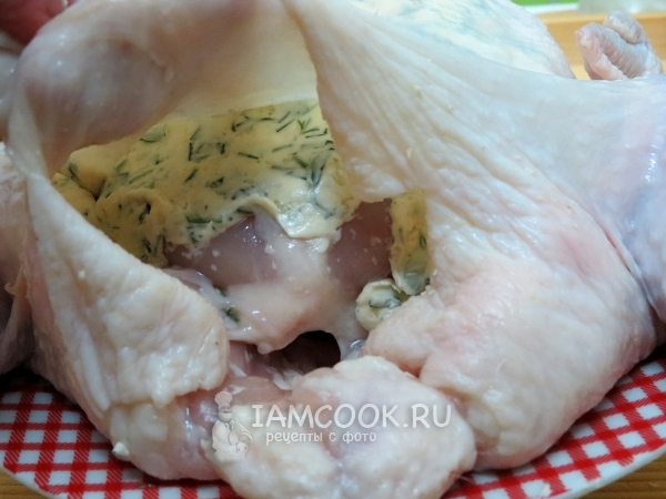 Выложить чесночное масло по грудке