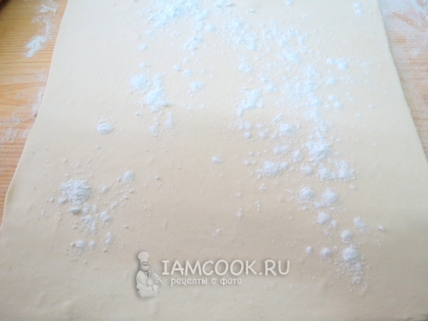 Присыпать тесто мукой