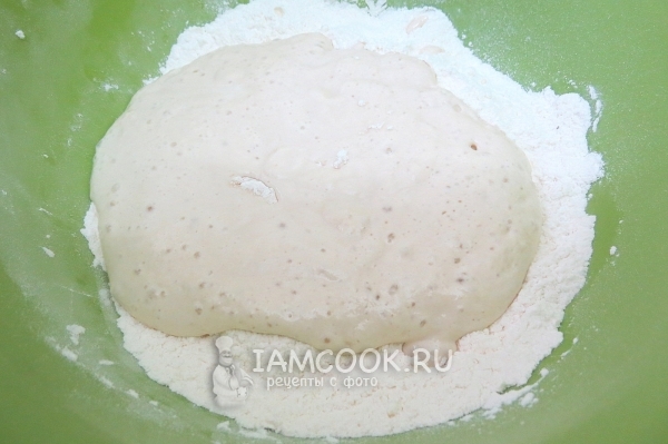 Положить опару в муку