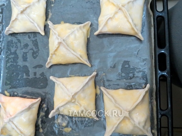 Положить заготовки на противень