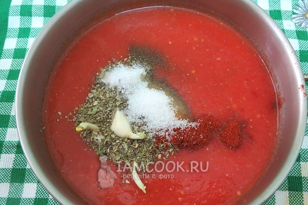 Добавить специи, чеснок, соль и сахар