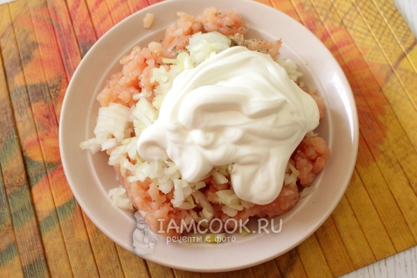 Соединить лук, сметану, фарш и соль