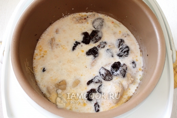 Добавить чернослив и сметану