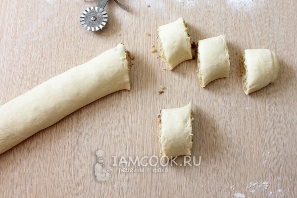 Порезать рулет на кусочки