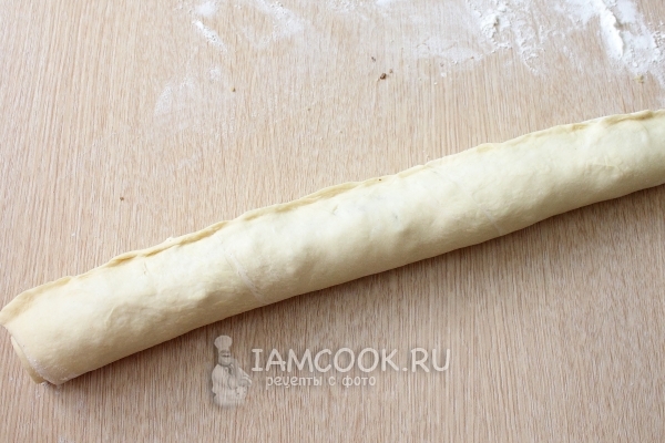 Свернуть тесто в рулет