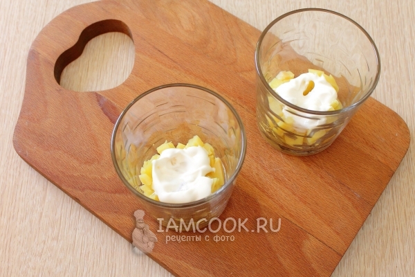Выложить слой картофеля с майонезом