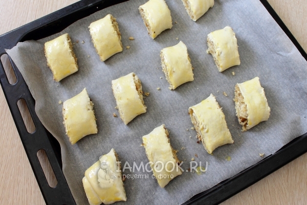 Смазать заготовки яйцом