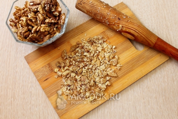 Измельчить орехи