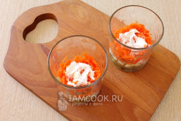 Выложить слой яиц и моркови