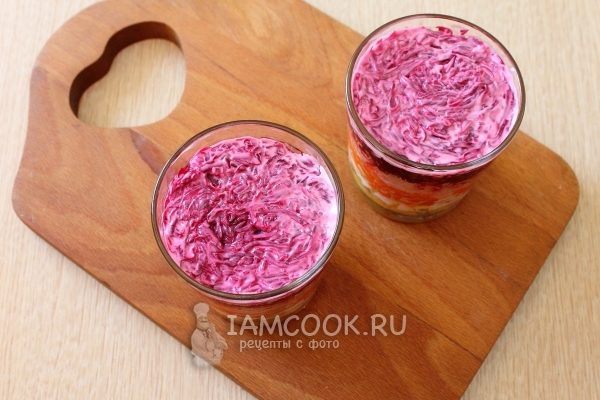 Выложить слой свеклы с майонезом