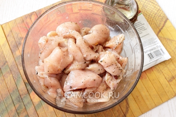 Натереть мясо специями