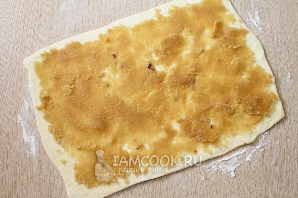 Положить на тесто масляно-мучную смесь