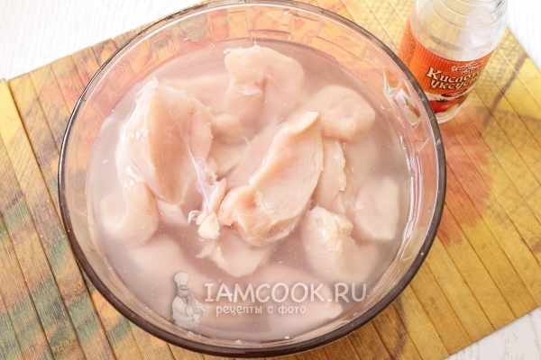 Положить мясо в воду с уксусом