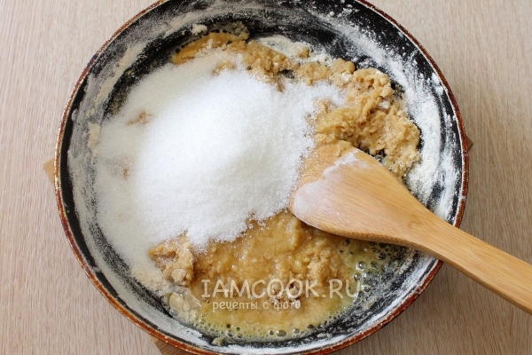 Добавить масло и сахар