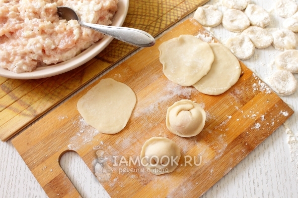 Слепить пельмени