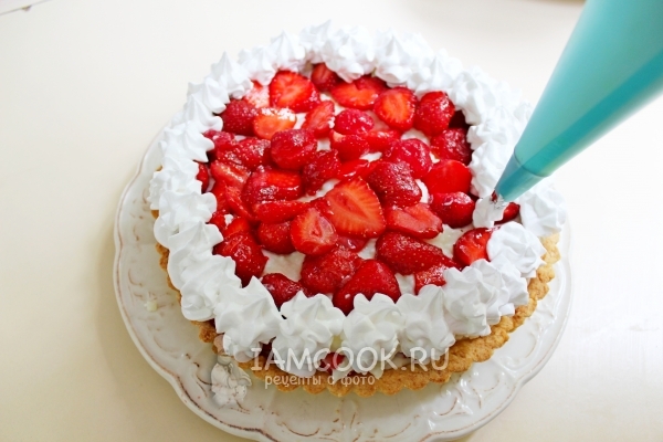 Украсить торт взбитыми белками