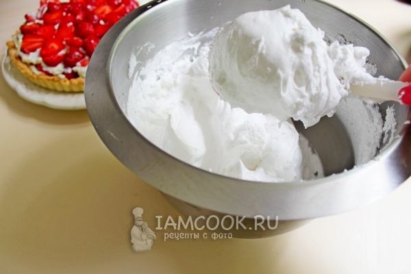 Взбить белки с сахаром