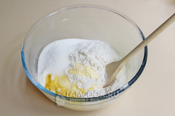 Добавить муку, масло и сахар