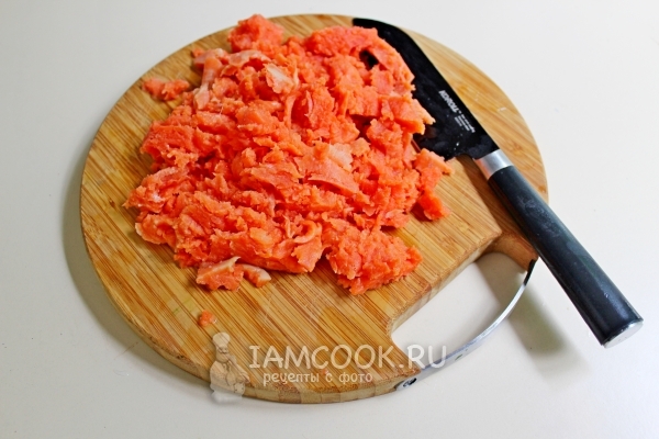 Нарезаем рыбное филе