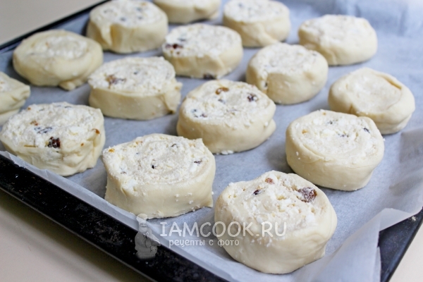 Выложить заготовки на противень