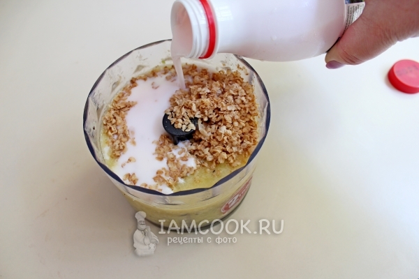 Добавить хлопья и йогурт