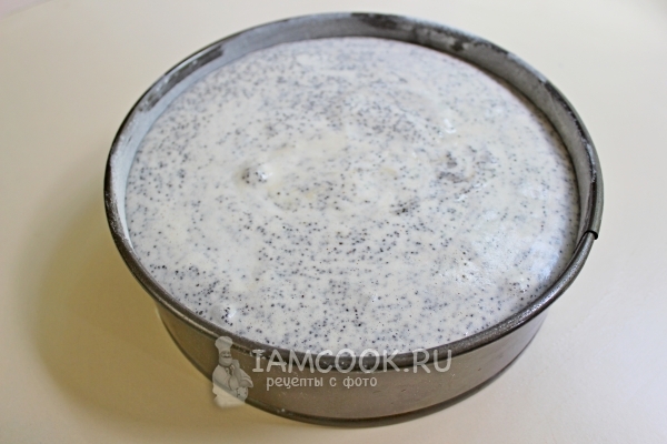 Переложить тесто в форму