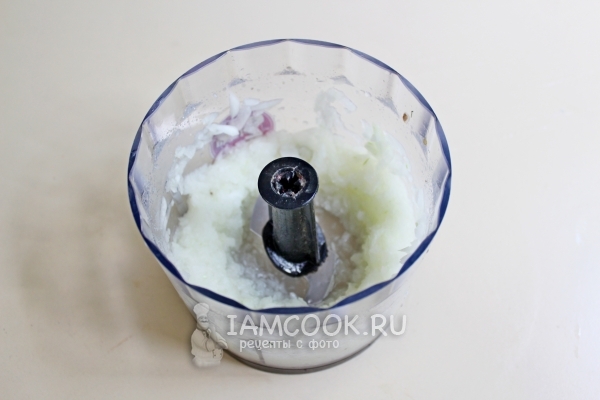 Измельчаем в блендере лук