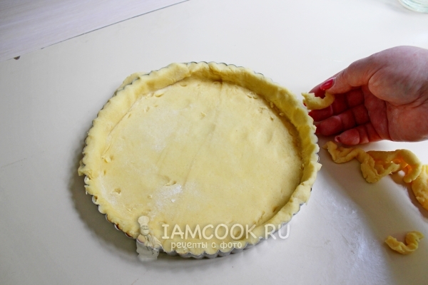 Выложить тесто в форму