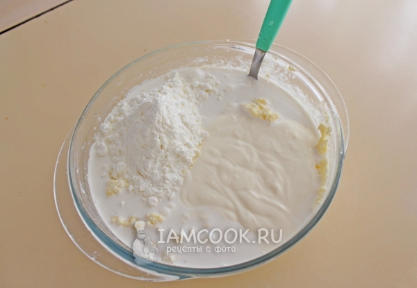 Добавить сметану и крахмал