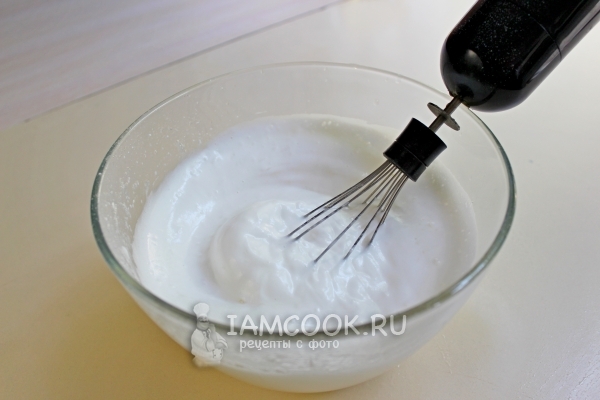 Взбить белки в сахарной пудрой