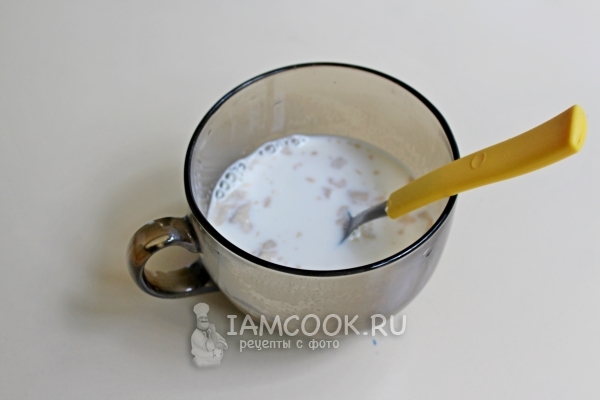 Размести в молоке дрожжи с сахаром