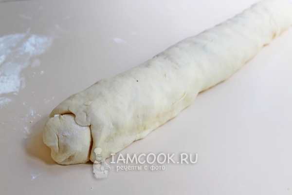 Свернуть тесто с начинкой в рулет