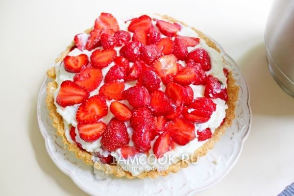 Повторить слои крема и клубники