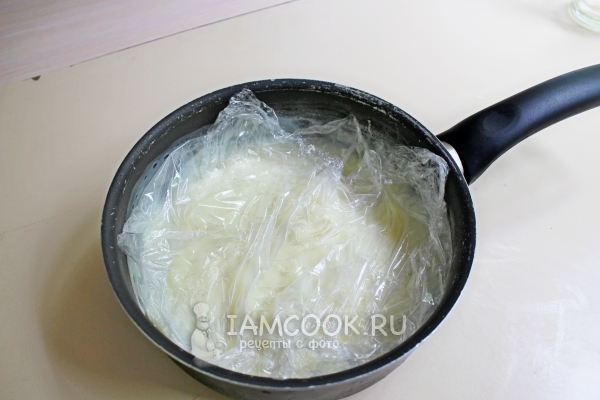 Накрыть крем пленкой