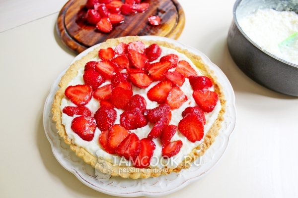 Положить клубнику