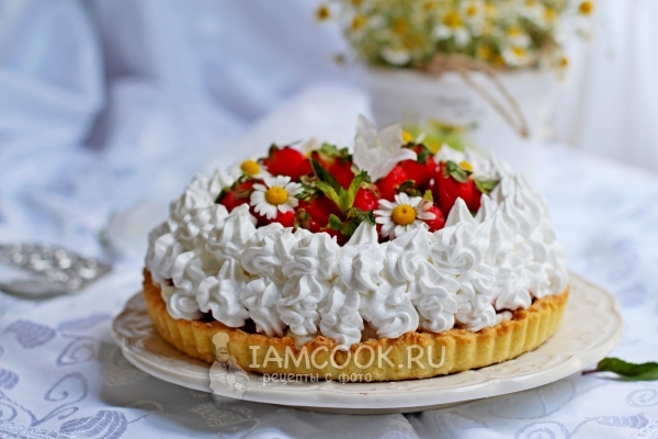 Фото тарта с кремом из пудинга и клубники