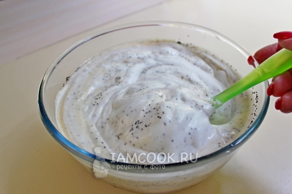 Ввести белки в тесто