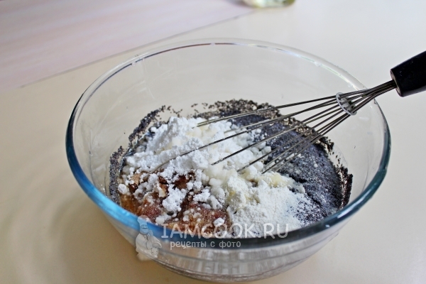 Соединить яйца, сахар, масло и корицу