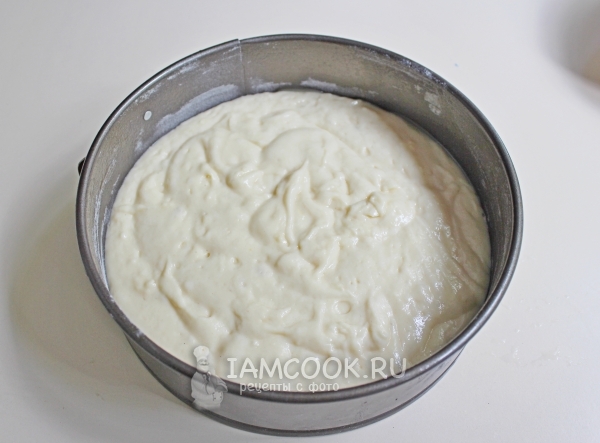 Переложить тесто в форму