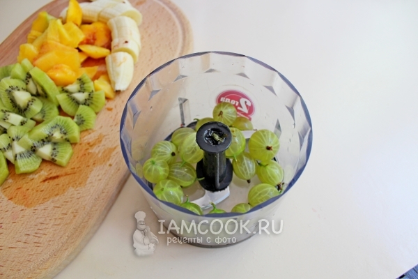 Положить в блендер крыжовник